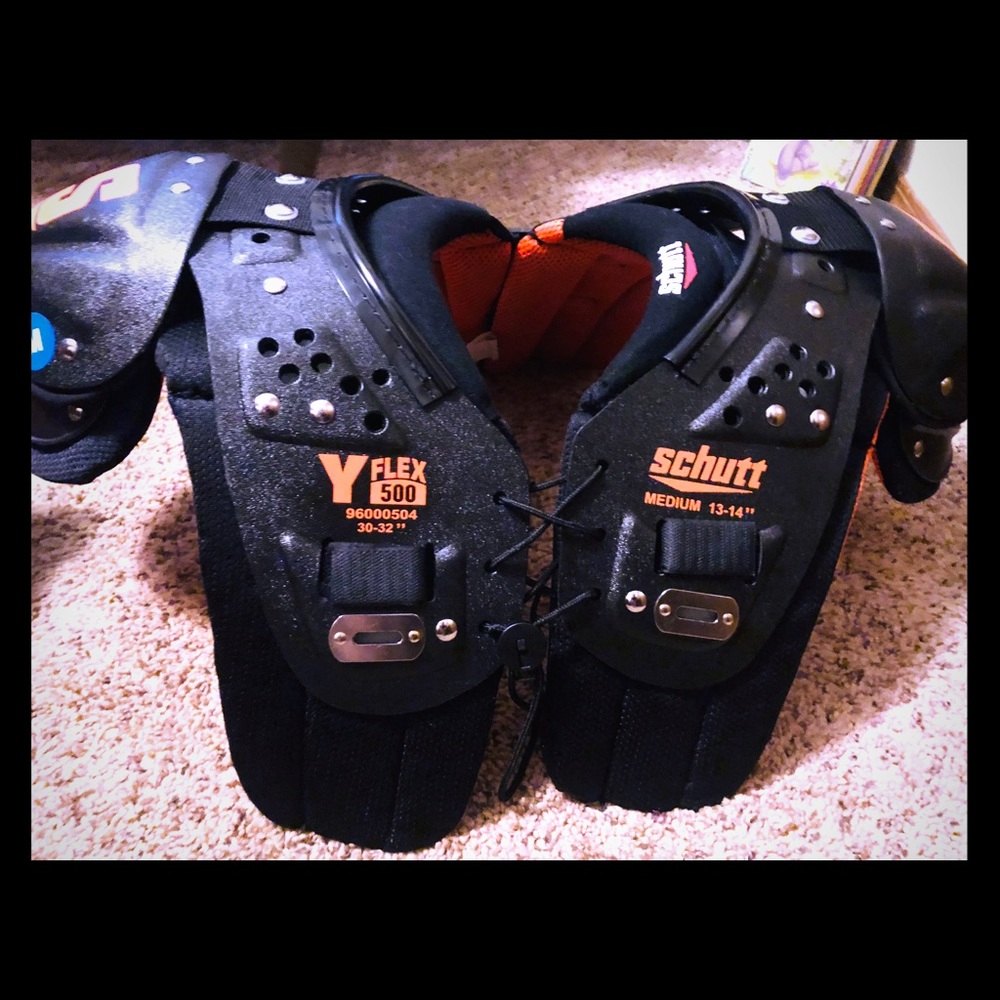 Schutt Youth Flex 500 Football Shoulder Pads.